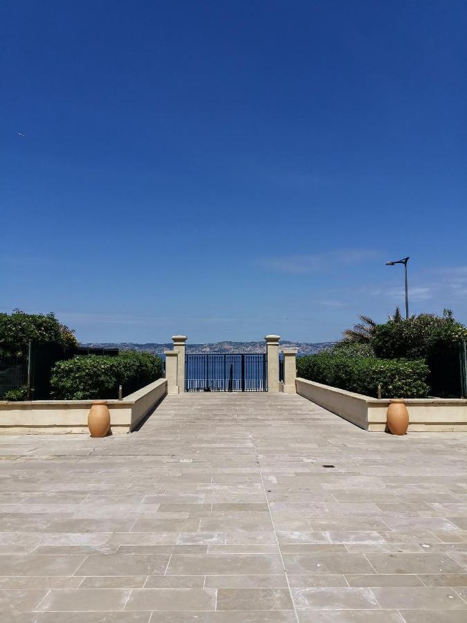 A 50 mètres de la plage, sur la Corniche vue mer. Marseille Extérieur photo